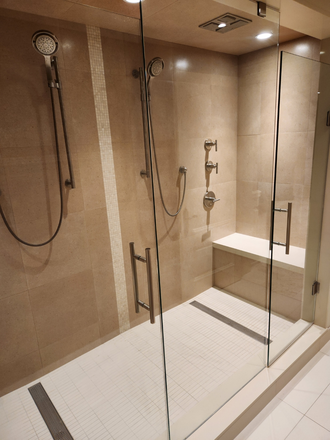 Private walk  in shower - Waterfront Private Suite for Advanced Students – Quiet, High-End Housing (All Utilities Included)