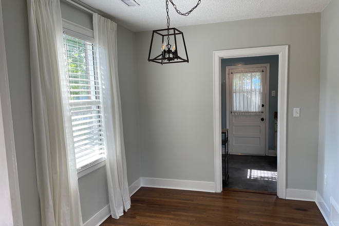 Dining room area - Avondale area - Minutes from MUSC House