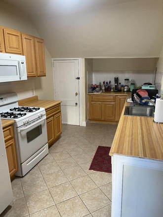 kitchen - Large house, great yard, plenty of parking, walk to school in 5 minutes