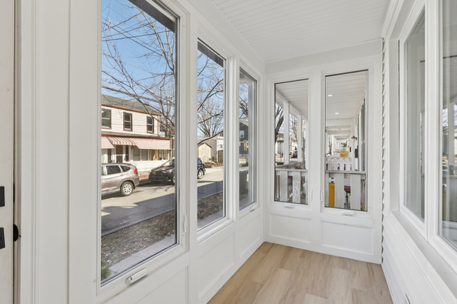 Enclosed front porch - 2BR thome-John St-Princeton