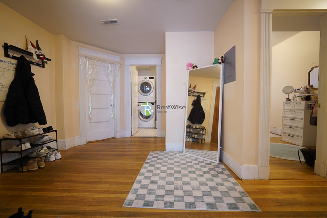 1 - SEPT 2026-Sweet Coolidge Corner 3 bed, W/D in unit, NO BROKER FEE! Apartments
