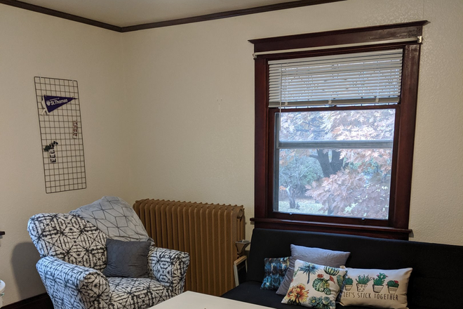 Living Room - 2000 Dayton - 2 Bedroom plus den Very Close to Campus! Duplex