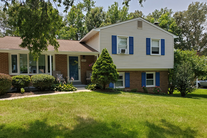 Exterior of single family home - Sunny, Above ground In-law suite, utilities included