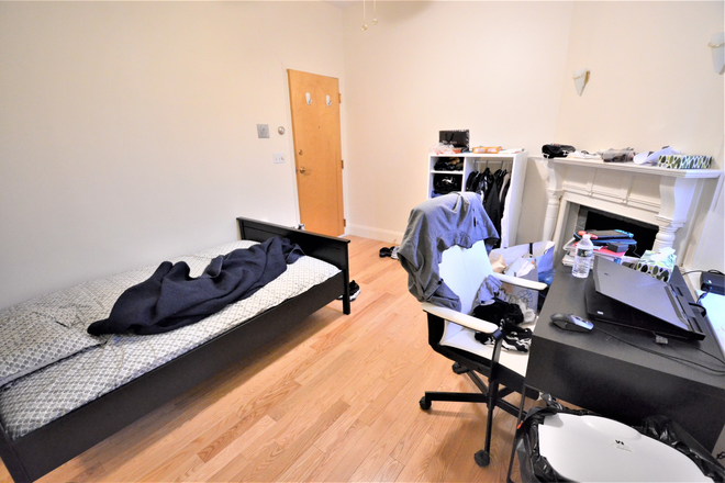 79 Westland Ave. - NO Broker's Fee!!  -  Avail 9/1 -  GORGEOUS UPDATED HUGE STUDIO ON WESTLAND GREAT LOC Apartments