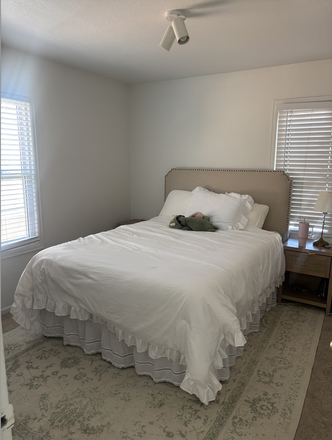 Queen Sized bed with 2 windows and bedside tables - Spring sublet renting 1 bedroom with PRIVATE BATHROOM! Duplex