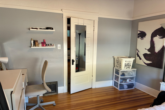 bedroom front - SPRING SUBLEASE house 10 min walk from campus!