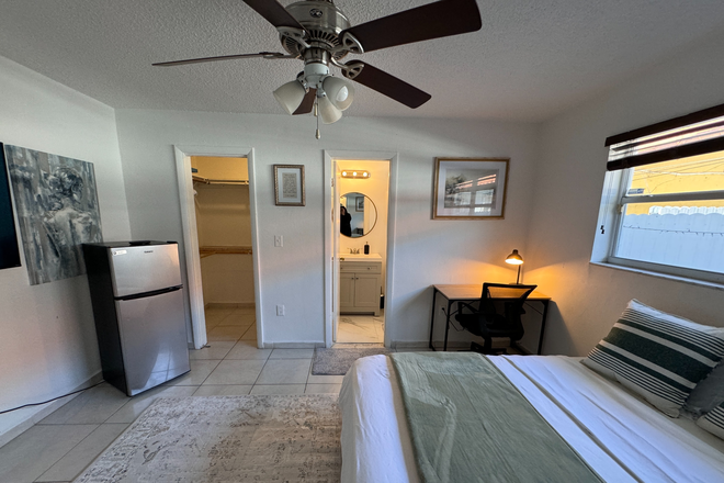 Master Room - Private Furnished Rooms at Coral Gables House