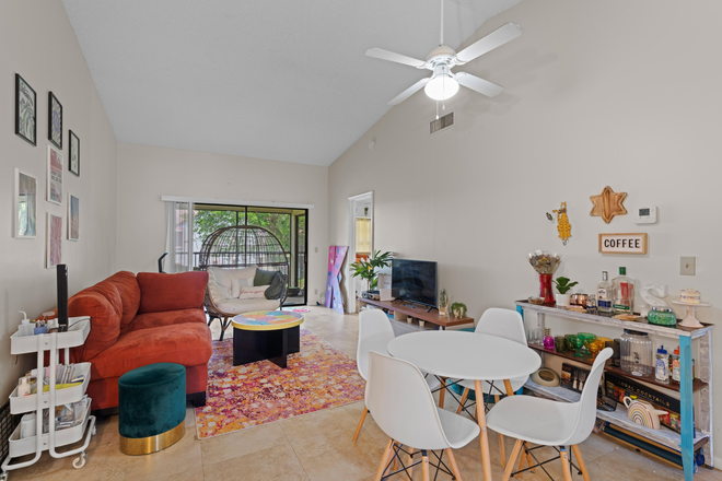 living room/dining - Windwood Community, Apartment close to campus