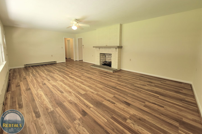 Photo - Spacious House Located off the 105 Bypass