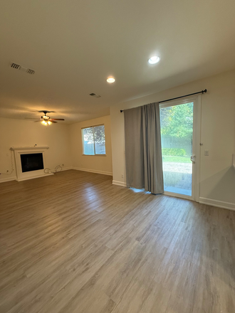 Dining / Living Room - 4 ROOMS for Rent - Bellevue Area - a walk to UC MERCED CatTracks House
