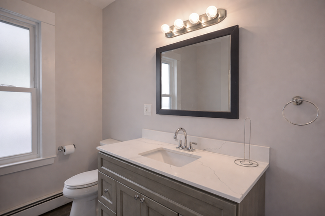 2nd Floor Bathroom - 6BR / 2BA Quiet Fox East Side Providence Apartment