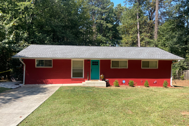 Front view of house - SHORT TERM SUBLET Private room+study+private bathroom in house close to Emory