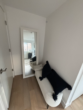 Storage bench + Mirror - The Ivy Apartments