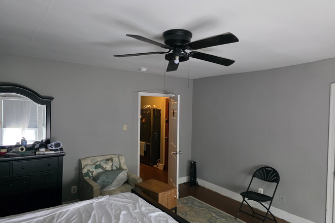 Bedroom1 - 2 bedroom apartment / 2 rooms to share kitchen, bath, living