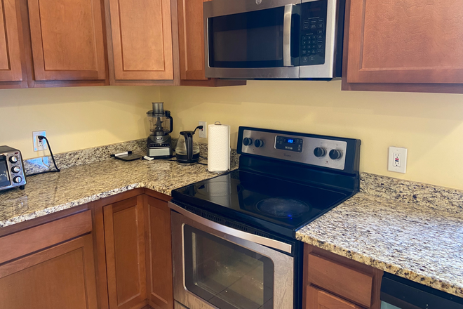 Kitchen Microwave - Next to Tufts Science & Technology Building, 8 mins walk to Joyce Cummings Center, Tisch Library