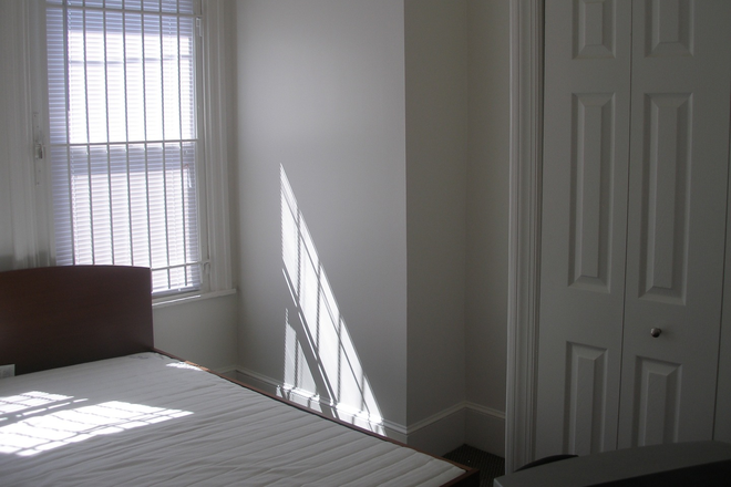 Bedroom - Fully Remodeled & Furnished Off Campus House - Temple!