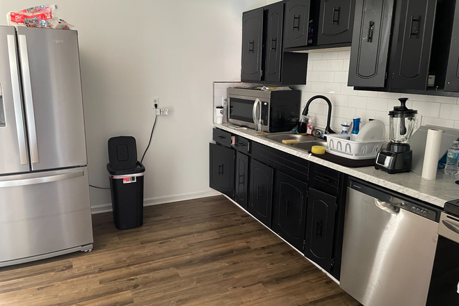 Kitchen - Private Room and private bathroom, Old Forest Rd area