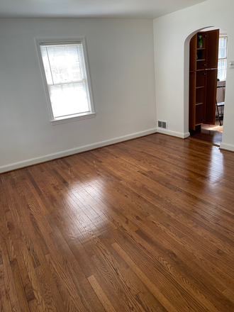 Living Room - 5 bedroom/2 bathroom cute house in College Park