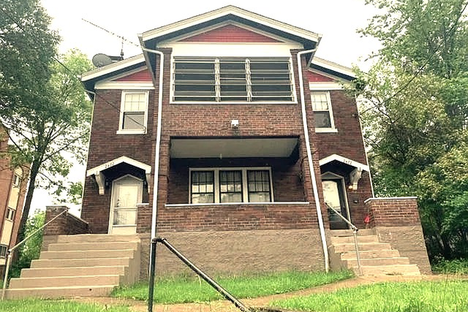 House View from Street - Large First Floor Apartment in a Duplex