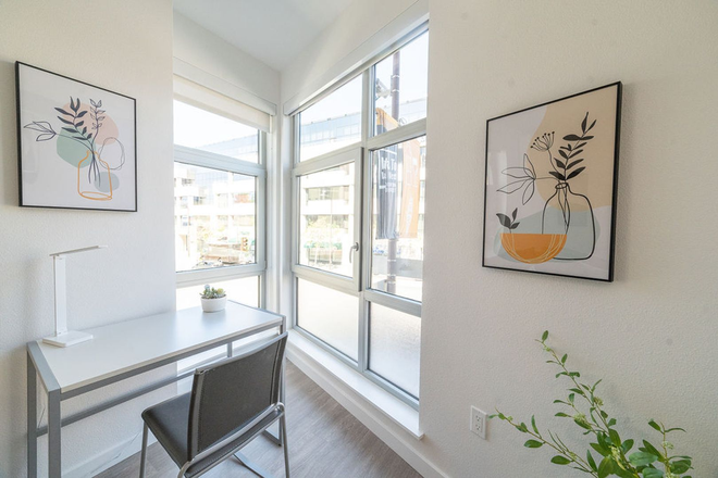 Unit - Summer Subletting Opportunity! High-End Furnishings and Sweeping Views Near the University