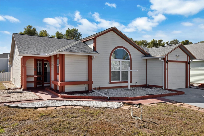 External Photo of Front of House. - Lakeside South - 20 Minutes to USFSM House