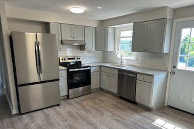 ktichen - Newly Remodeled 3 Bedroom Unit Rental