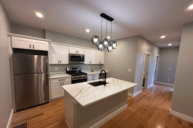 - - No Broker Fee!! Short Commute/Drive to Campus! 4 bed 2 bath bed w/ Modern Kitchen & Laundry