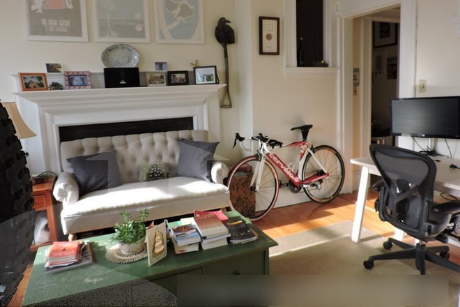 - - Close to Campus! Spacious 1 bed w/ Heat & Hot Water Included, Laundry in Building Apartments