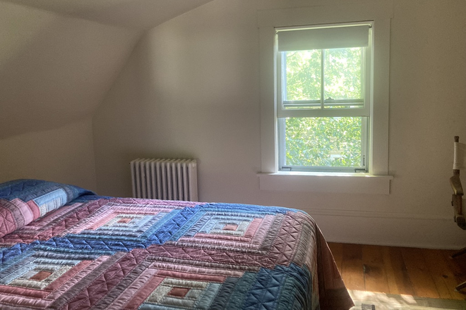 Bedroom for rent - Room with private bath close to Riverside T House