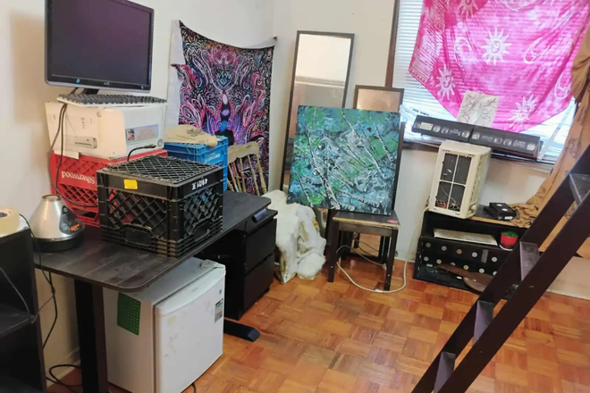 MASTER BEDROOM WITH BUNK BED - MASTER BEDROOM IN KENSINGTON MARKET PIANO STUDIO (FORMER UOFT MUSIC STUDENT NOW TEACHING) House