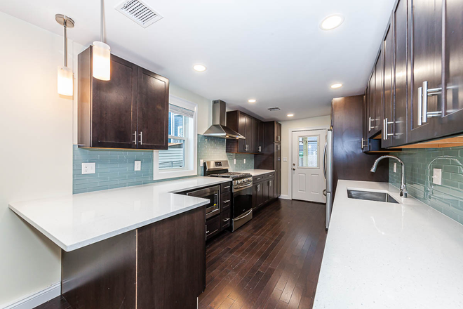 Call NOW for showings! 617-236-8600 - ALBION ST - DUPLEX 4BR - EACH BDRM HAS OWN BATH! FOR 6/1/2026 W/ IN UNIT LNDRY, A/C - $3000 OFF FEE!