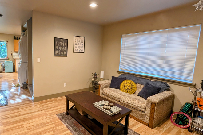 Living Room - Townhouse 1 Block from Campus