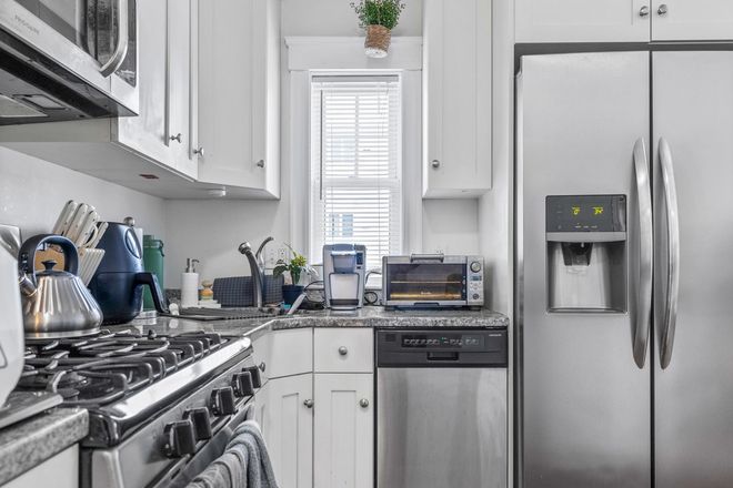 - - Close to Campus!! Renovated 3 bed w/ Modern Kitchen & Laundry Apartments