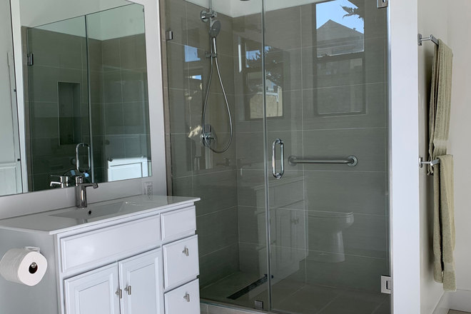 Large bright bathroom - 10mins Away! 1 Bd/1 Ba (shared w/1p) in 1500sqft Flat, renovated, seeking FEMALE Flatmate House