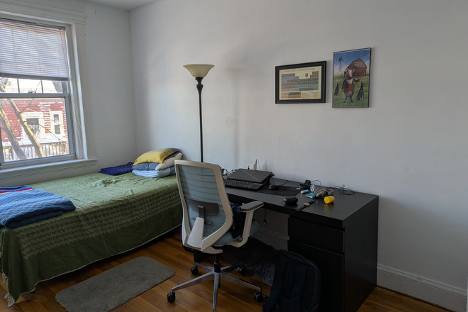 Bedroom - 2 Bed 1 Bath in Harvard Street Apartments