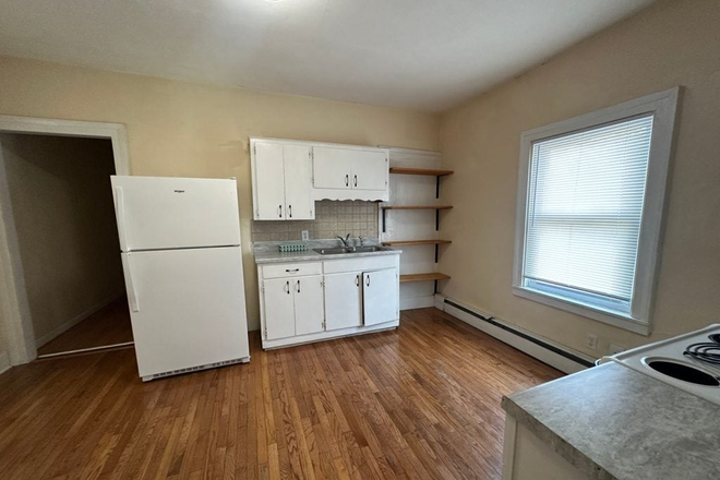 Kitchen - Downtown house close to campus!