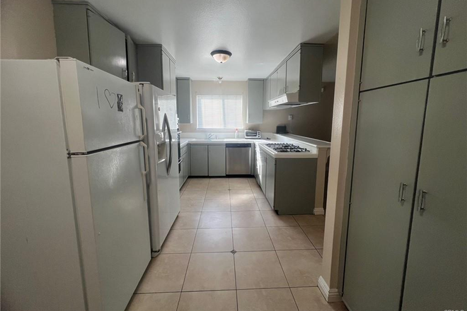 kitchen - Single Family Home with 5 bedrooms and 2 bathrooms