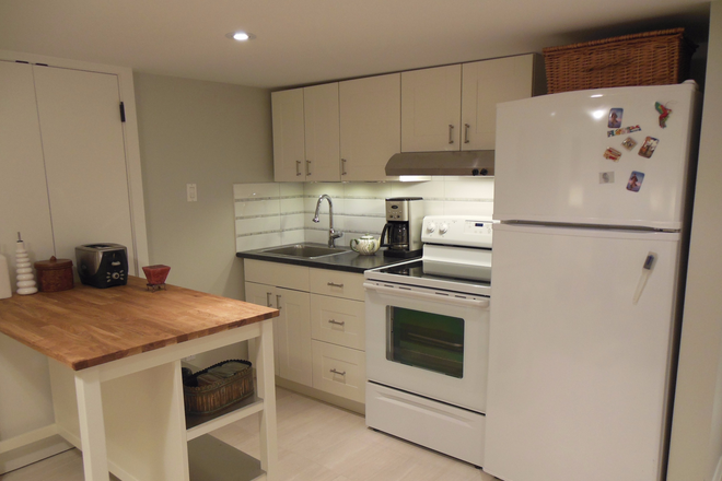 Cheerful modern kitchen - Immaculate furnished studio apartment in beautiful neighbourhood