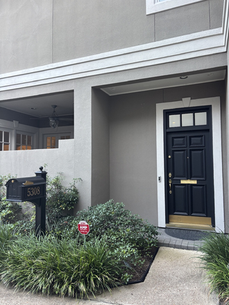 Entry Door - Group or Family of 4 - Townhome < 10 minute Walk to Campus