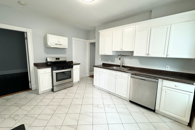 Kitchen - Spacious 3 Bed on Crescent Ave