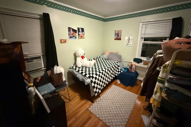 Bedroom - ONE BEDROOM AVAILABLE. NEAR ADELPHI. GARDEN CITY S. FEMALE STUDENT PREFERRED. NO FEE. House
