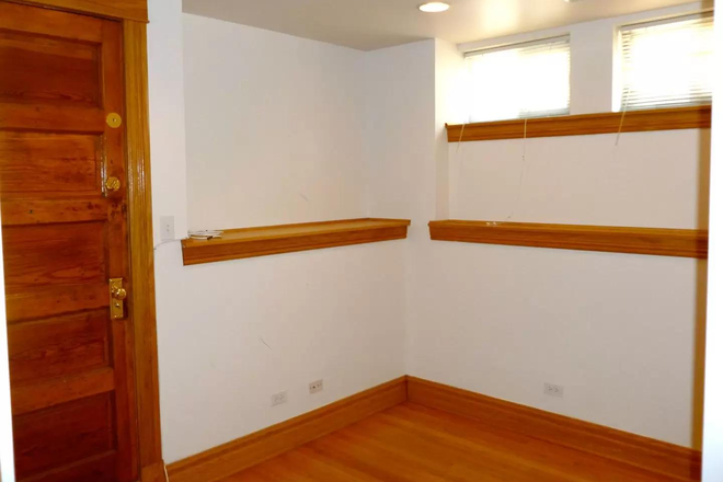 Private Entrance - ROOM FOR RENT (UNFURNISHED) | ROOMMATE WANTED (FEMALE) | AVAILABLE NOW | 728 S. Laflin St Apt #1M