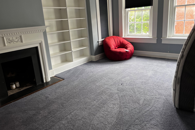 . - 7 bedrooms/3 blocks to Healy circle Townhome