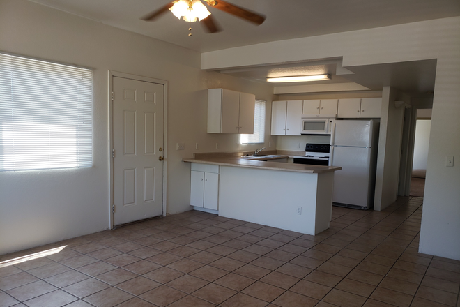 large kitchen - $670/bedroom  - 2 story home only blocks from UofA!!