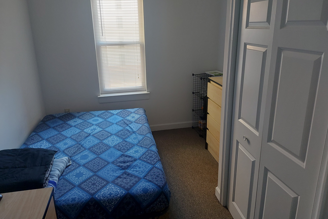 Full Size bed, Cupboard with 4 drawers, closet and window - South Campus Commons #7 Room in 4 bedroom 2 bathroom apartment