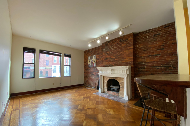 1 - Large 2 Bedroom 2 bathroom on Hemenway St, central air, two floors