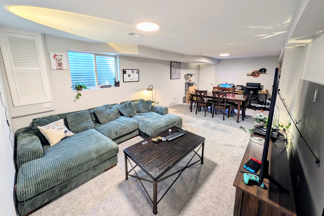 Basement family room/game table - Private Bedroom 12 minutes away from Anschutz House