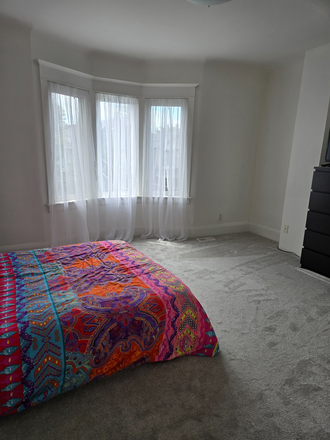 Bedroom - St. Clair & Bathurst (M6G 2K3 ) — 1 room in shared accommodation