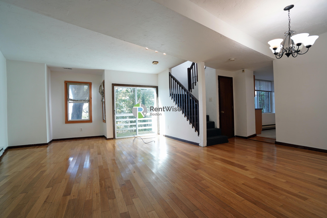 1 - SEPT 2026-Awesome JP 3 bed Duplex! Easy MBTA! NO FEE! Apartments