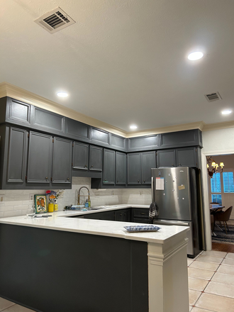 Kitchen - updated 4-bedroom, 3.5-bathroom house located in a quiet neighborhood - available Au